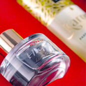 Cutie Cadou Karoma 3 piese, Parfum rufe Angel, 200 ml, Odorizant auto Fresh, 50 ml si Odorizant camera cu bete ratan Happy, 50 ml