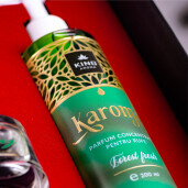 Cutie Cadou Karoma 3 piese, Parfum rufe Forest Fresh, 200 ml, Odorizant auto Bamboo, 50 ml si Odorizant camera cu bete ratan Joy, 50 ml